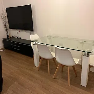 Apartment Comfy One Bedroom, London